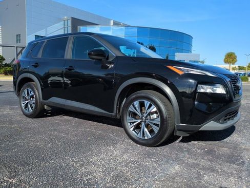 Used 2023 Nissan Rogue SV image 2