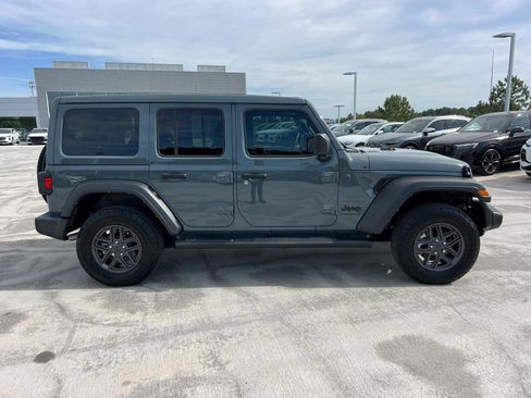 Used 2024 Jeep Wrangler Unlimited Sport AWD/4WD image 4