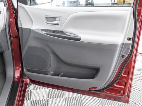Used 2017 Toyota Sienna LE AWD/4WD image 40