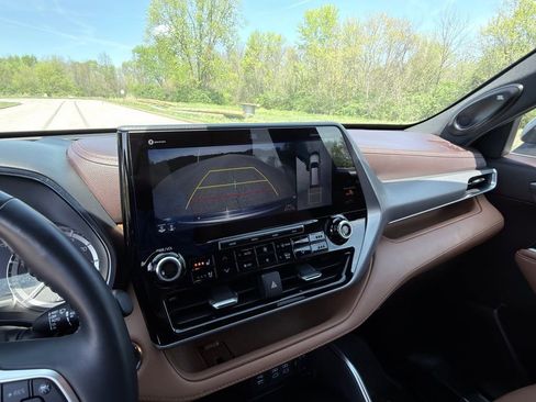 Used 2022 Toyota Highlander Platinum image 14