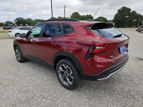 Used 2025 Chevrolet Trax LT FWD image 7