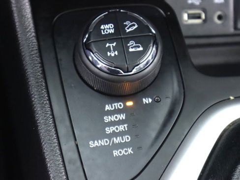 Used 2018 Jeep Cherokee Trailhawk w/ Quick Order Package 27L AWD/4WD image 26