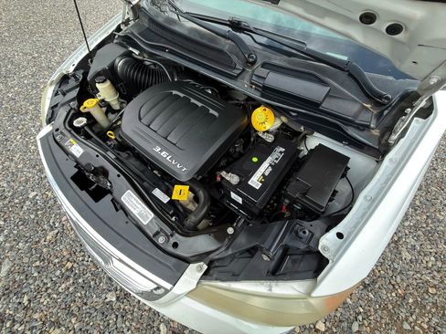 Used 2014 Chrysler Town & Country Touring image 4