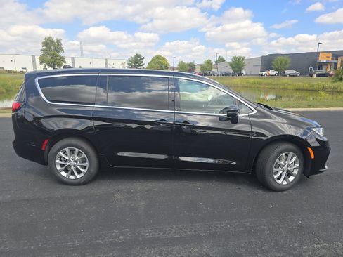 New 2026 Chrysler Pacifica Select image 14