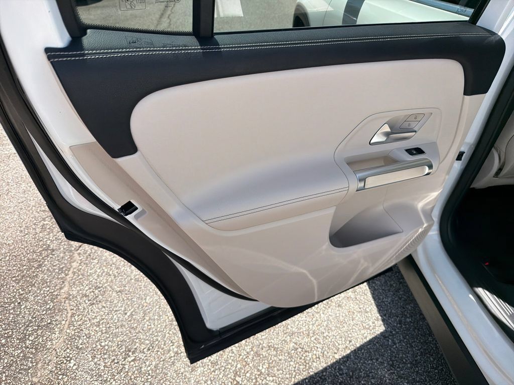 Used 2021 Mercedes-Benz GLB 250 w/ Premium Package image 21