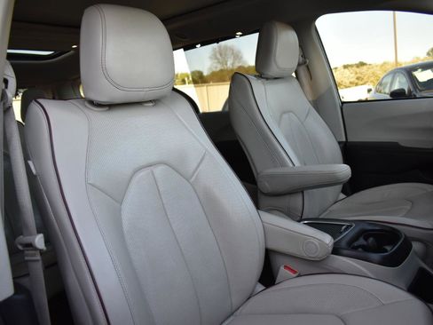 Used 2020 Chrysler Pacifica Limited image 33