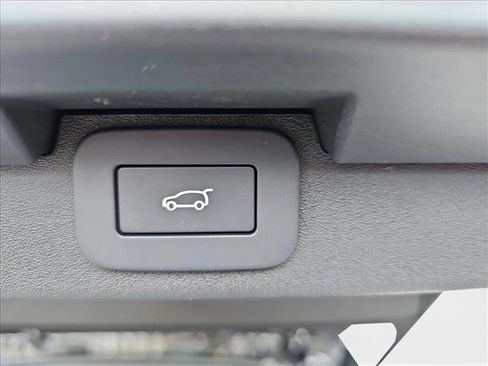 New 2025 Land Rover Discovery Dynamic SE image 15