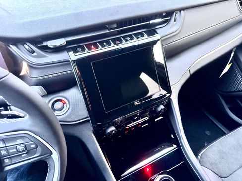 New 2025 Jeep Grand Cherokee Altitude image 13