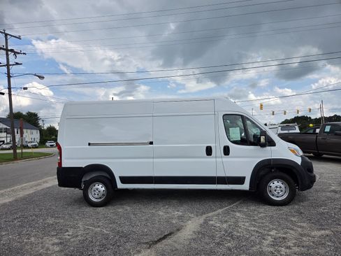 Used 2024 RAM ProMaster 2500 w/ Convenience Group FWD image 4