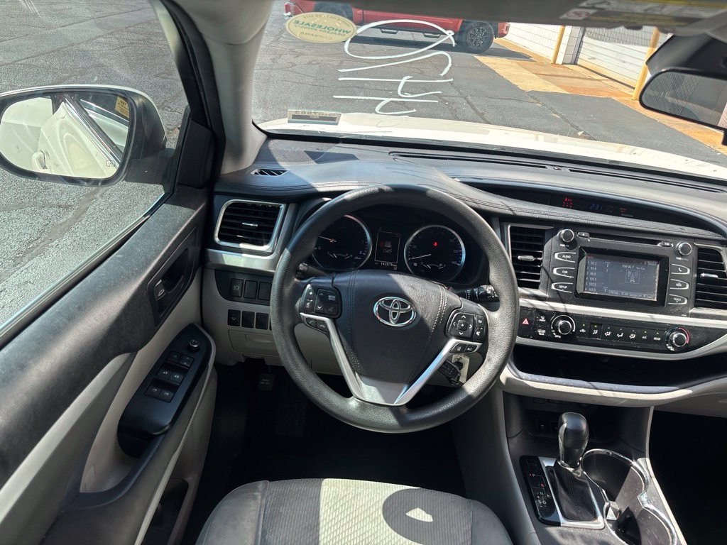 Used 2017 Toyota Highlander LE FWD image 2
