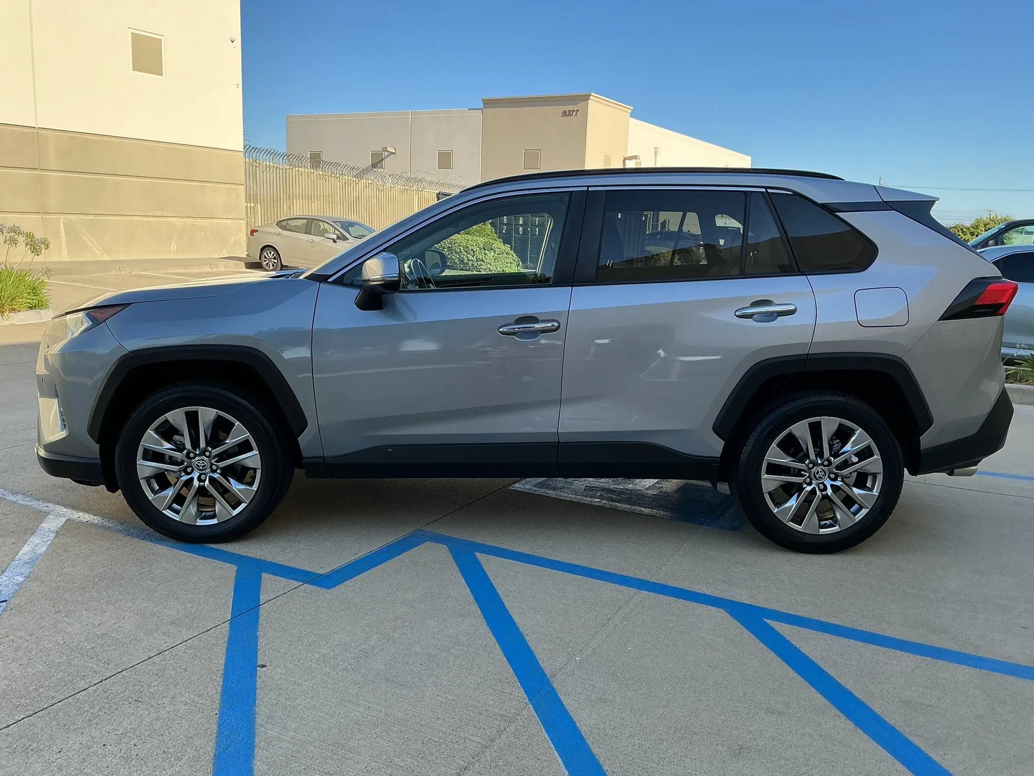 Used 2021 Toyota RAV4 Limited AWD/4WD image 9