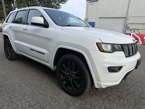 Used 2018 Jeep Grand Cherokee Altitude AWD/4WD image 3