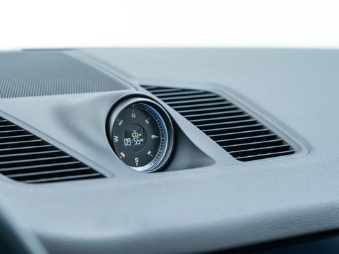 Used 2022 Porsche Cayenne Platinum Edition image 25