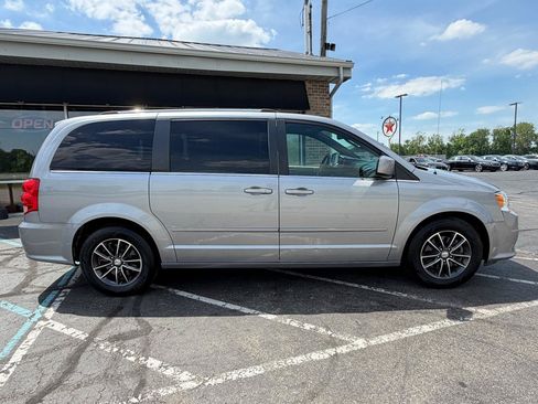 Used 2017 Dodge Grand Caravan SXT w/ Driver Convenience Group FWD image 6
