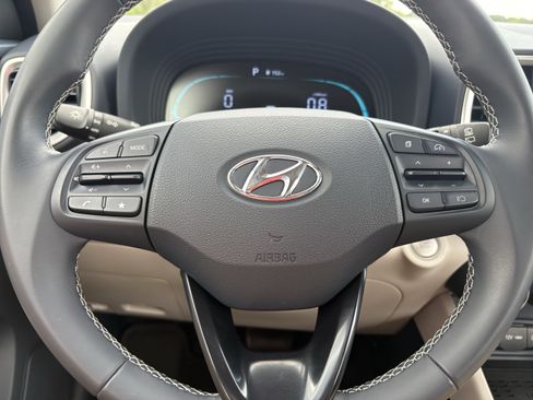 Used 2025 Hyundai Venue Limited FWD image 11