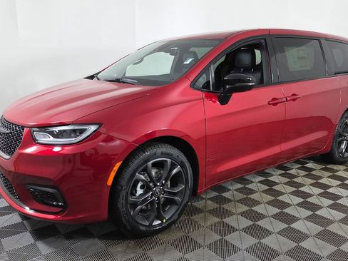 New 2026 Chrysler Pacifica Select image 3