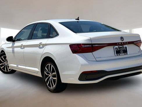 Certified 2025 Volkswagen Jetta SE w/ Sunroof Package FWD image 12