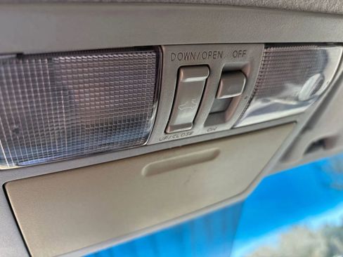 Used 2005 Nissan Frontier SE w/ (J01) Sunroof Pkg image 12