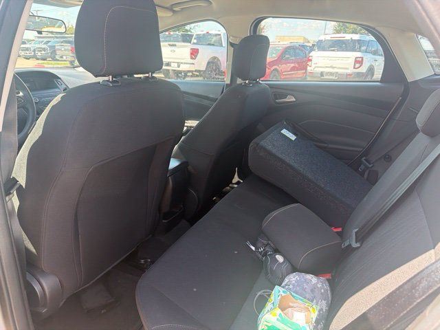 Used 2018 Ford Focus SE w/ SE Appearance Package FWD image 4