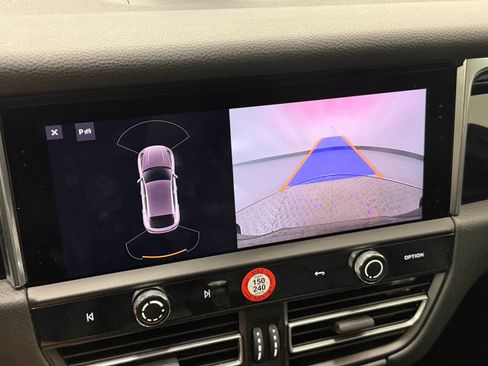 Certified 2025 Porsche Macan AWD/4WD image 20