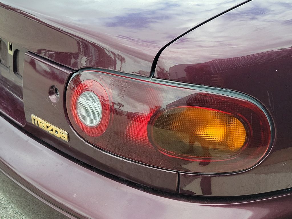 Used 1995 MAZDA MX-5 Miata RWD image 17
