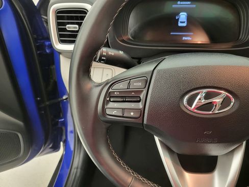 Used 2025 Hyundai Venue SEL image 3