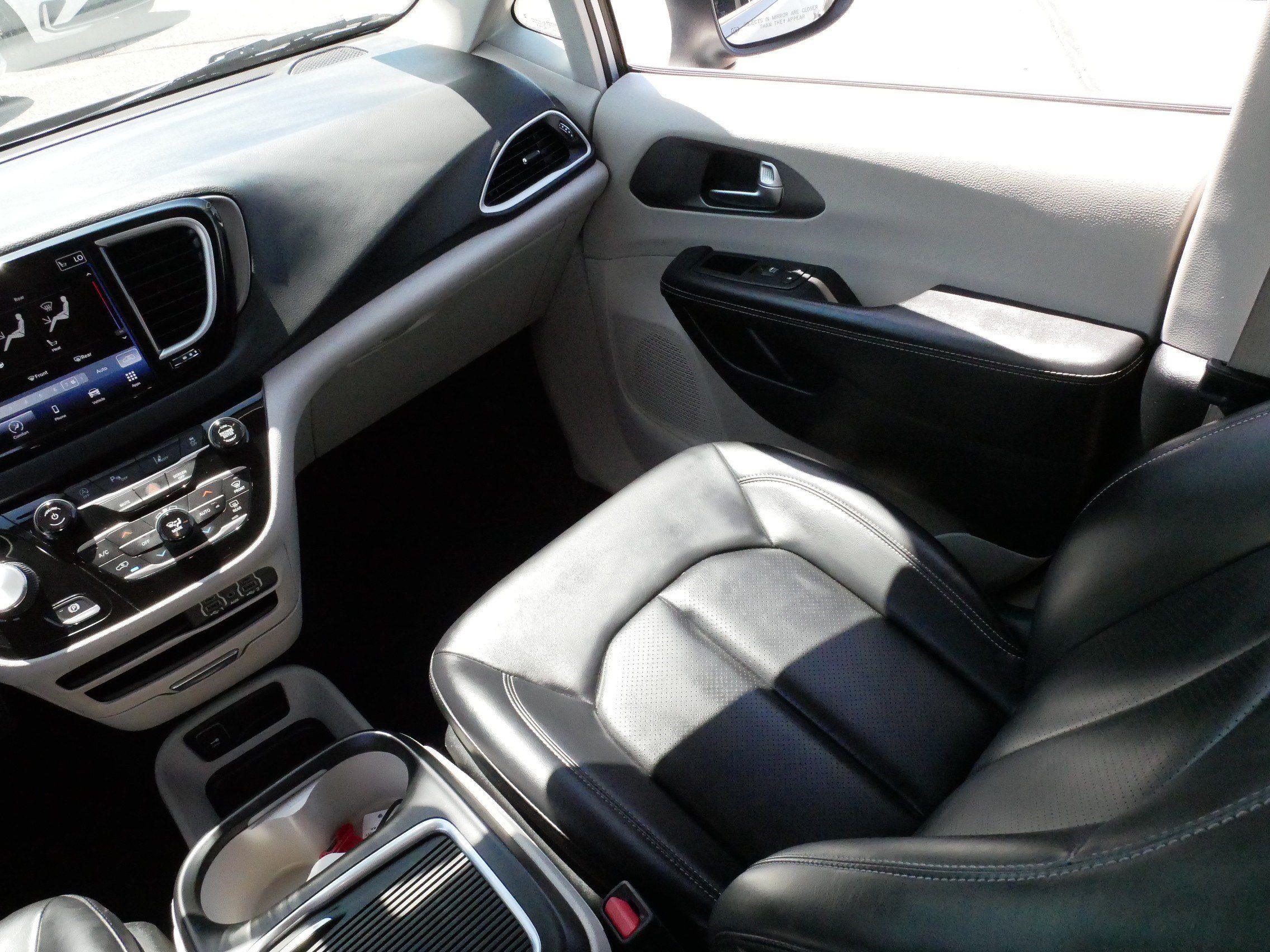 Used 2023 Chrysler Pacifica Touring-L FWD image 11