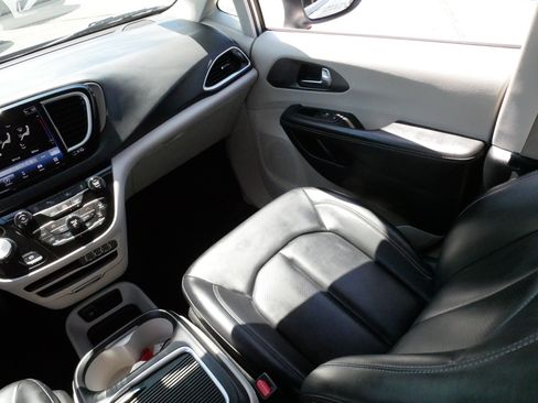 Used 2023 Chrysler Pacifica Touring-L FWD image 11