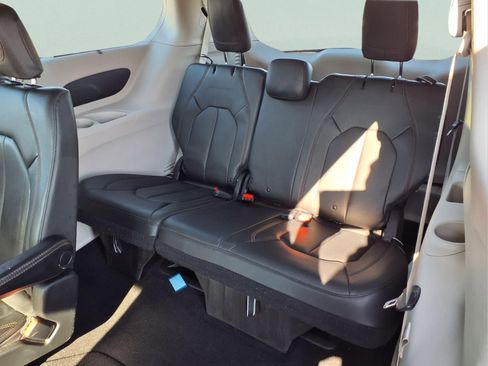Used 2020 Chrysler Pacifica Touring-L image 22