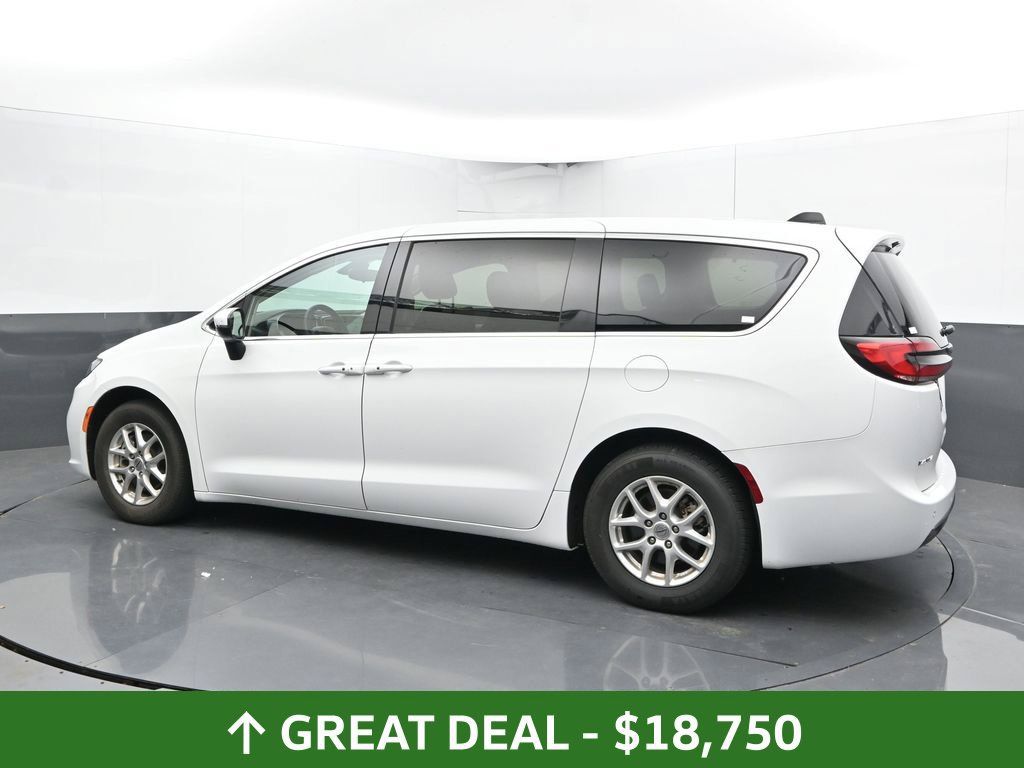 Used 2023 Chrysler Pacifica Touring-L FWD image 11