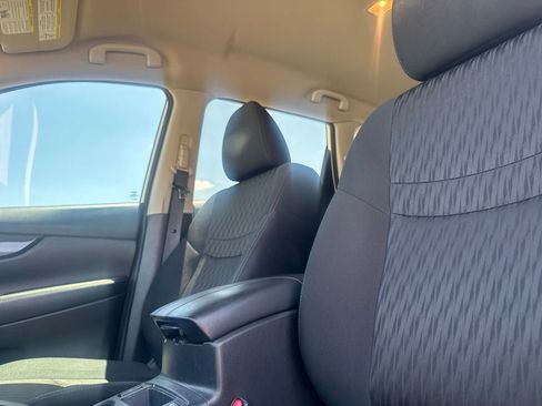 Used 2020 Nissan Rogue SV FWD image 37