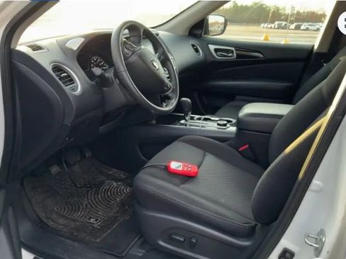 Used 2020 Nissan Pathfinder SV image 2