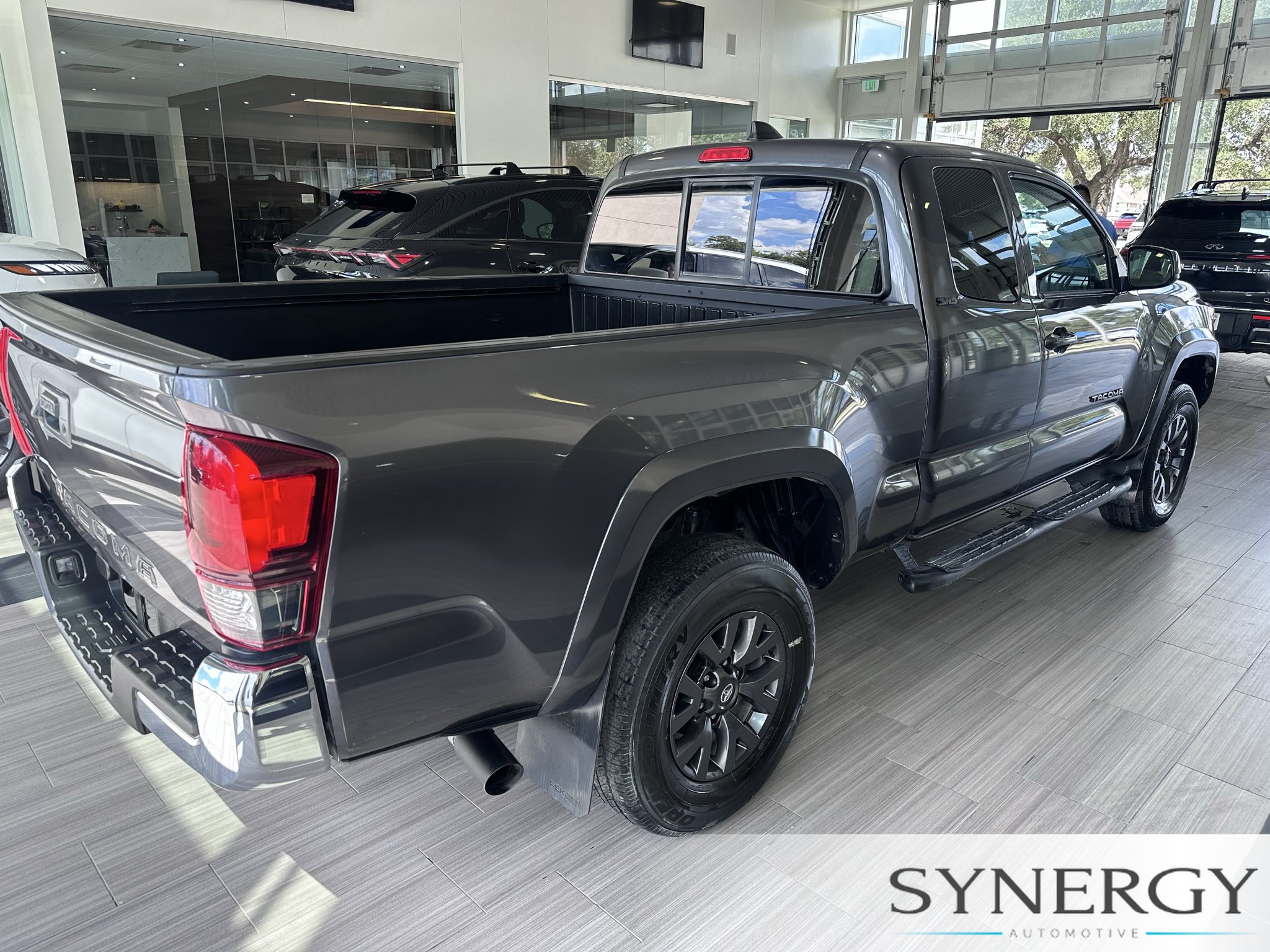 Used 2022 Toyota Tacoma SR5 w/ SR5 Appearance Package (SM) RWD image 11