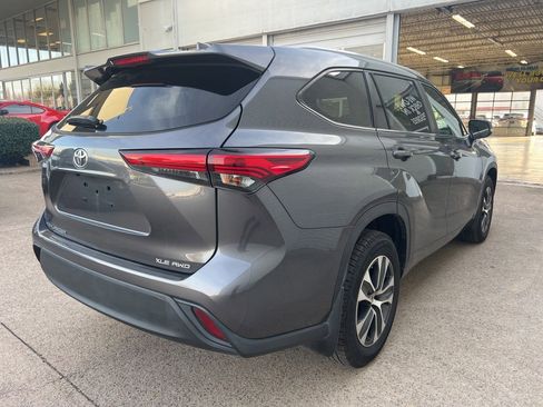 Used 2023 Toyota Highlander XLE image 4