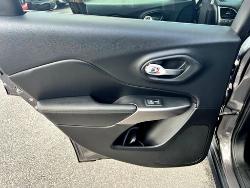 Used 2019 Jeep Cherokee Limited image 14