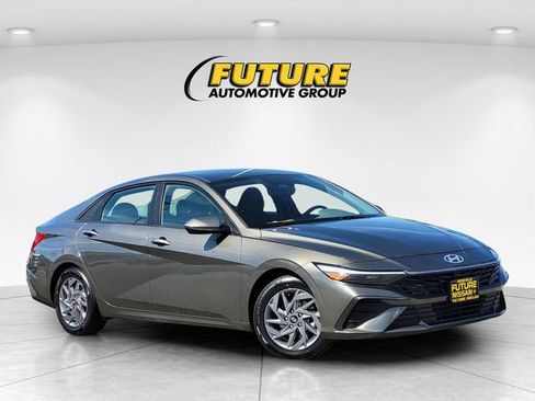 Used 2024 Hyundai Elantra SEL image 1