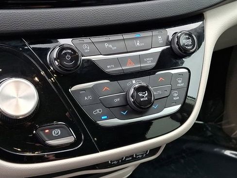 Used 2024 Chrysler Pacifica Touring-L image 19