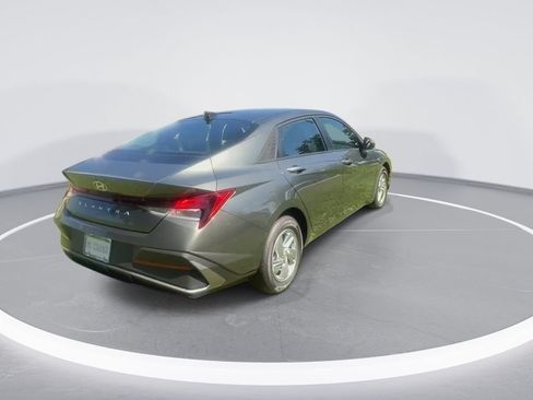 Used 2026 Hyundai Elantra SE FWD image 8