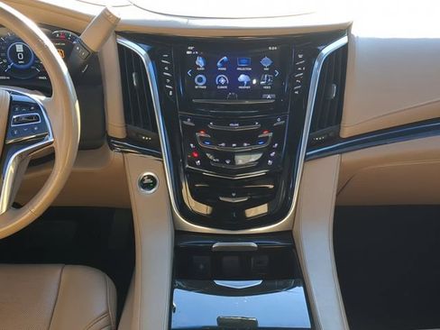 Used 2020 Cadillac Escalade Platinum image 16