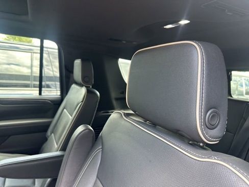 Used 2022 GMC Yukon XL SLT w/ SLT Premium Package AWD/4WD image 11