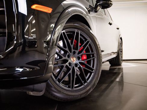 Certified 2025 Porsche Cayenne GTS AWD/4WD image 12
