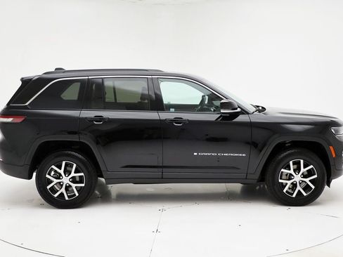 Used 2025 Jeep Grand Cherokee Limited AWD/4WD image 3