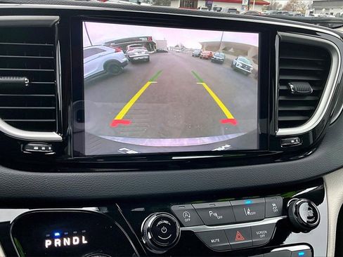 Used 2023 Chrysler Pacifica Touring-L image 21