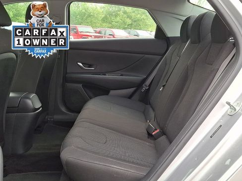 Used 2021 Hyundai Elantra SE FWD image 13