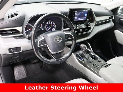 Used 2022 Toyota Highlander XLE image 13