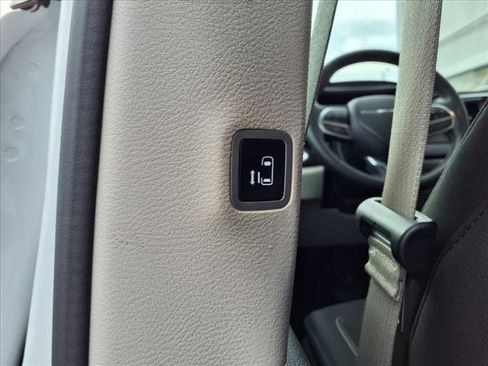 Used 2022 Chrysler Voyager LX image 18