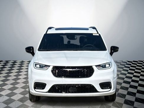 New 2026 Chrysler Pacifica Limited w/ S Appearance Package image 2