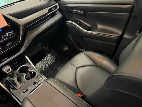 Certified 2024 Toyota Highlander XLE image 9