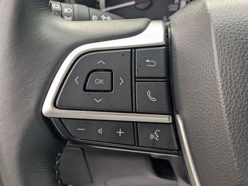 Used 2025 Toyota Highlander LE FWD image 17