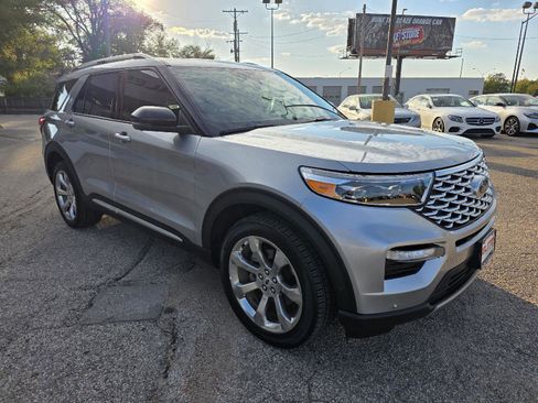 Used 2020 Ford Explorer Platinum w/ Premium Technology Package image 2